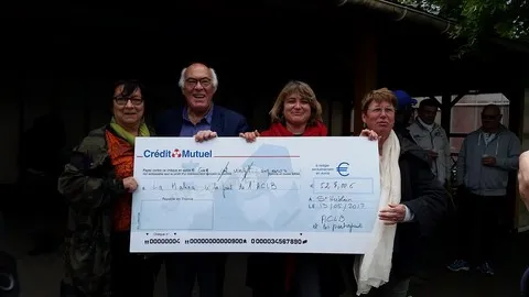 le chèque pour l'association la MALINA