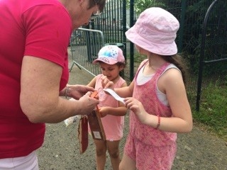 Les enfants faisant la Course-Solidaire ACLB, point de marquage