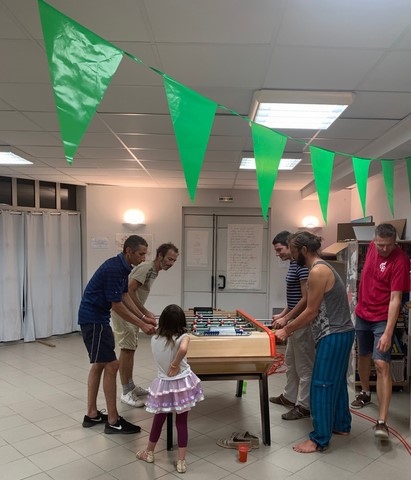 Une partie de BabyFoot pendant une soirée Barbecue ACLB