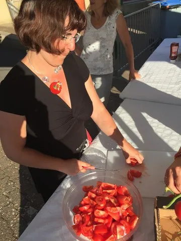 Coupage de tomate ! attention les doigts